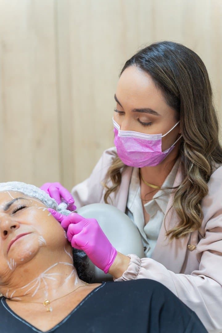 Dra. Jéssica Enes durante um atendimento de harmonização facial